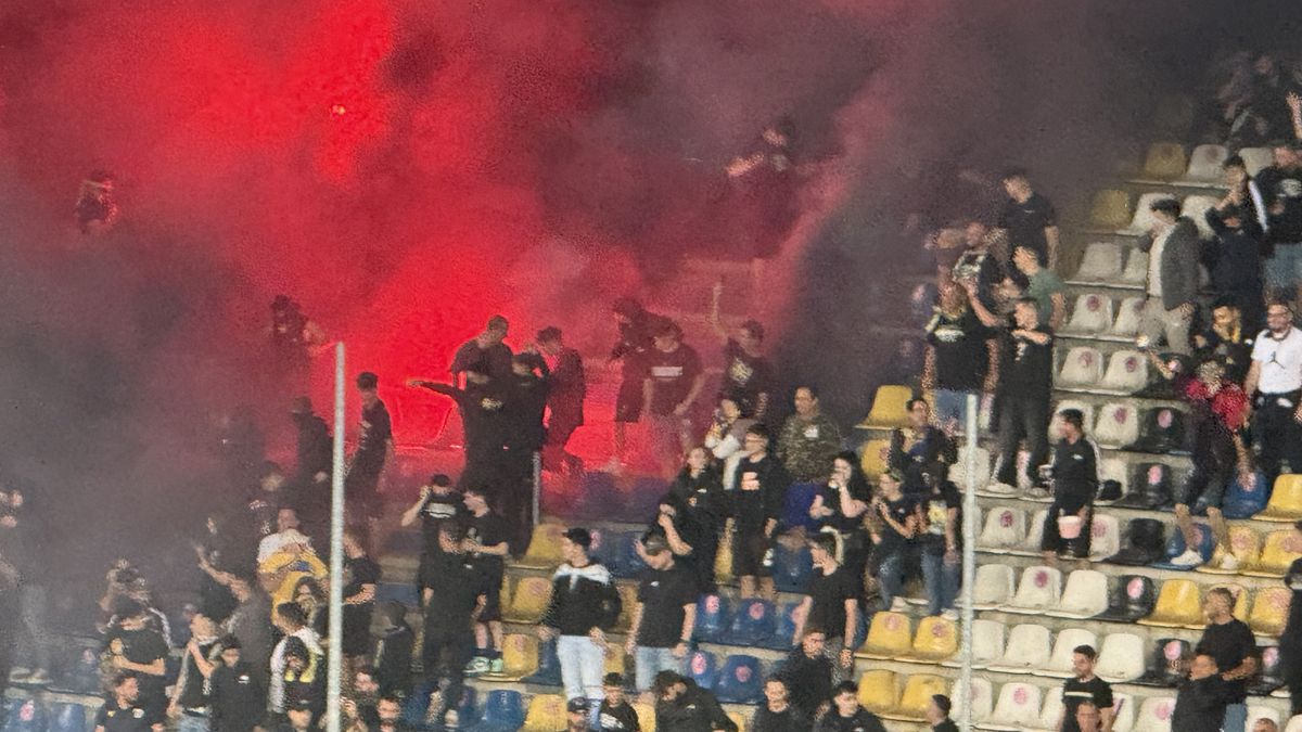 Scenografii FABULOASE la Petrolul - Dinamo! Reverență pentru trei boxeri uriași ai Ploieștiului + torțe și fumigene în peluza „câinilor”