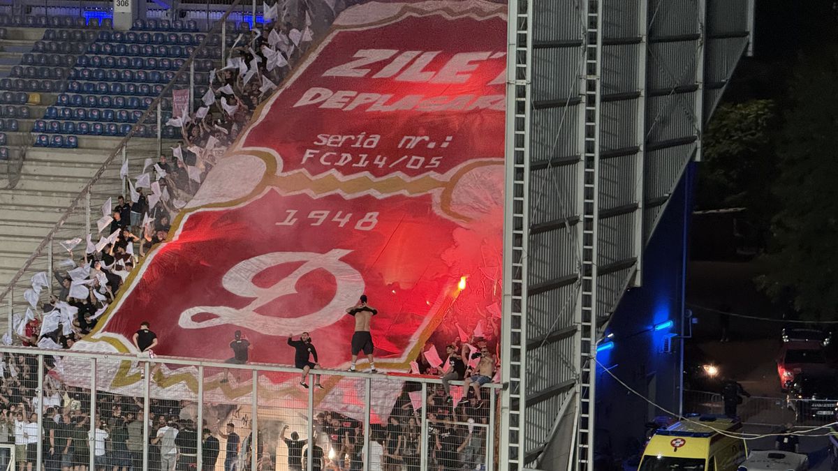 Scenografii FABULOASE la Petrolul - Dinamo! Reverență pentru trei boxeri uriași ai Ploieștiului + torțe și fumigene în peluza „câinilor”