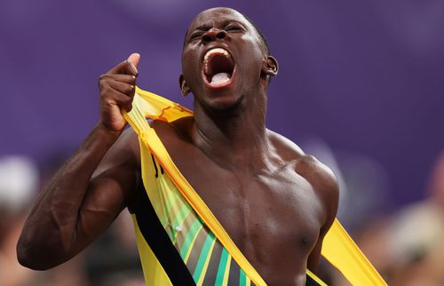 Oblique Seville, sprinterul de 24 de ani, a devenit primul jamaican care câștigă un titlu mondial la 100 de metri de când legendarul său compatriot Usain Bolt, retras de mult timp, a reușit ultima oară acest lucru la Rio 2016, în urmă cu nouă ani.