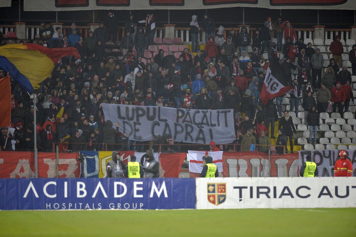 Rivalitatea Petrolul  - Dinamo, în imagini: ură în stare pură, scenografii explozive și mesaje cu dedicație