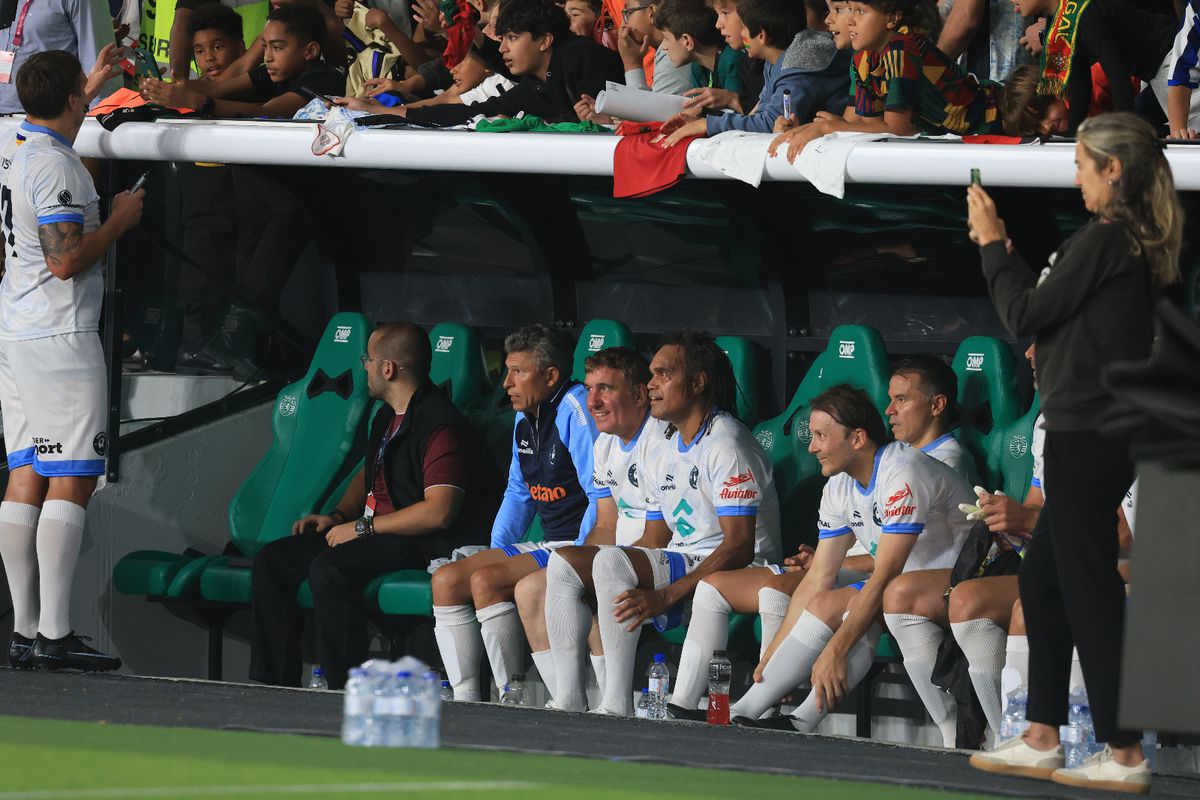 Coloși la tot pasul: Legends Charity Game, spectacol pentru o cauză nobilă! Gică Hagi, un sfert de oră pe teren