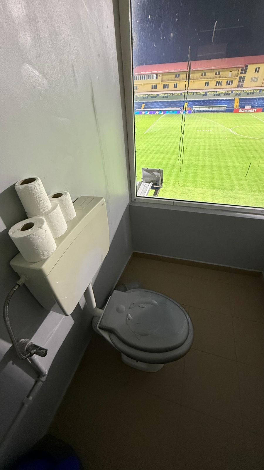 Imagine cu toaleta din loja ospeților, de pe stadionul din Clinceni. Foto: Gazeta Sporturilor - GSP.RO Vine week-end-ul, în Superligă se întoarce stadionul-dezastru » Imagini de râsu'-plânsu' surprinse de GSP: „Știți ce vedeți pe geamul de la toaletă?”
