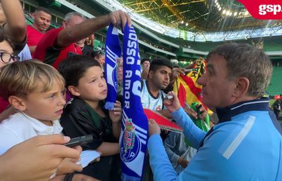 Imagini de senzație surprinse de GSP la Legends Charity Game: Gică Hagi, asaltat de fani la Lisabona » Reacție genială pe gazon: „E cam mare terenul ăsta”