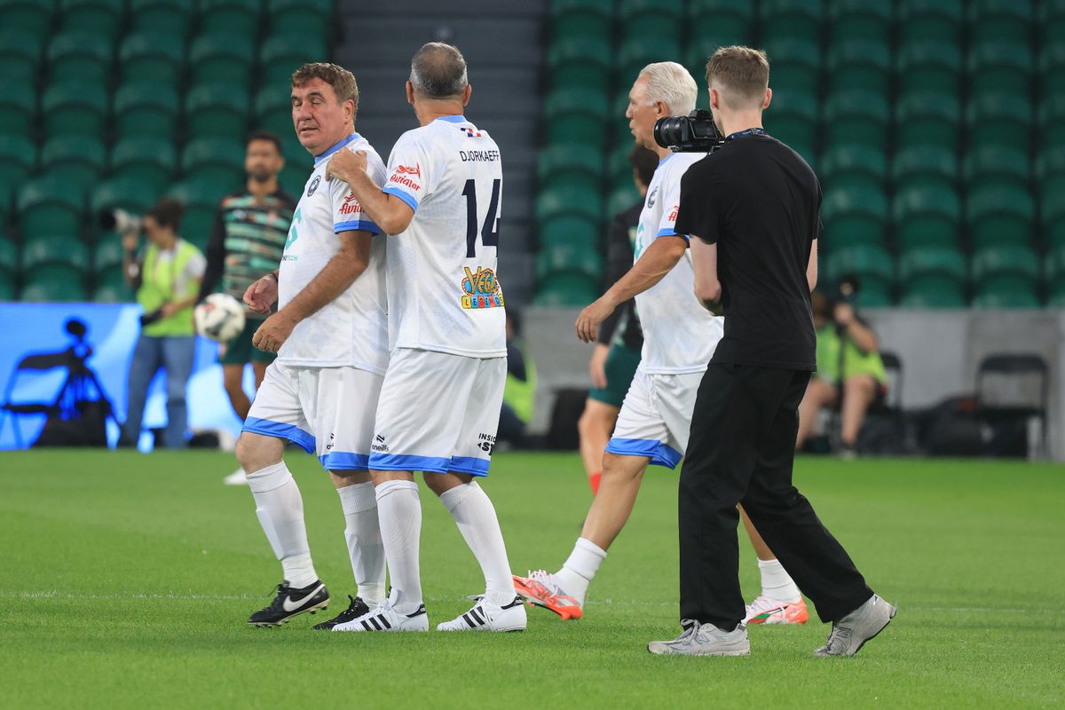 Imagini de senzație surprinse de GSP la Legends Charity Game: Gică Hagi, asaltat de fani la Lisabona » Reacție genială pe gazon: „E cam mare terenul ăsta”