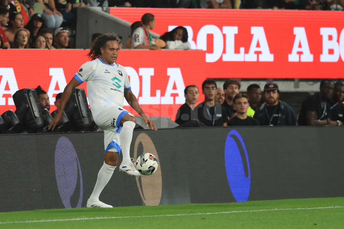 Îl mai recunoști pe Christian Karembeu? Spectacol la „Legends Charity Game