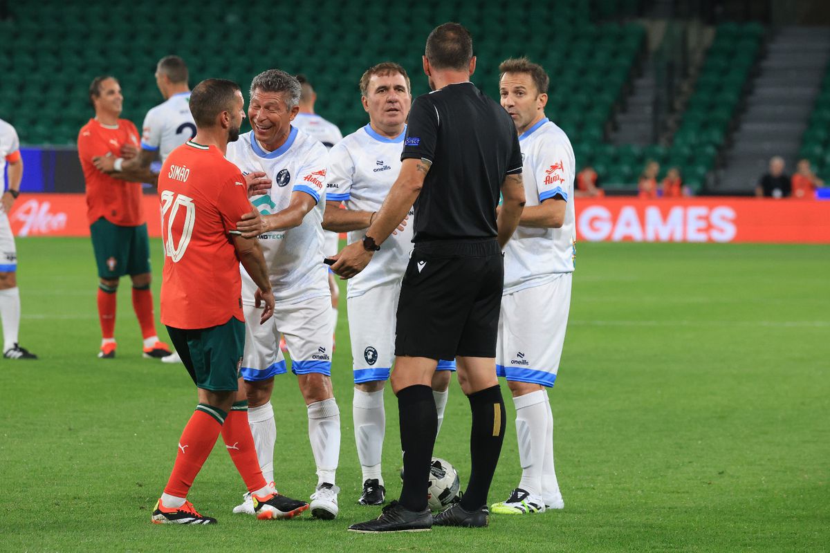 Coloși la tot pasul: Legends Charity Game, spectacol pentru o cauză nobilă! Gică Hagi, un sfert de oră pe teren