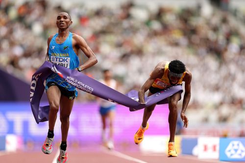 Simbu Alphonce (stânga), triumfător la maraton la Campionatele Mondiale de Atletism/Foto: Getty Images