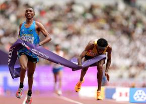 Fotofiniș la maraton! Simbu Alphonce, triumfător la Campionatele Mondiale de Atletism, după un final incredibil