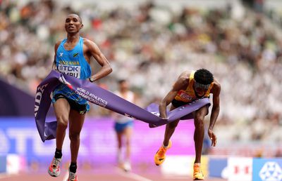 Fotofiniș la maraton! Simbu Alphonce, triumfător la Campionatele Mondiale de Atletism, după un final incredibil