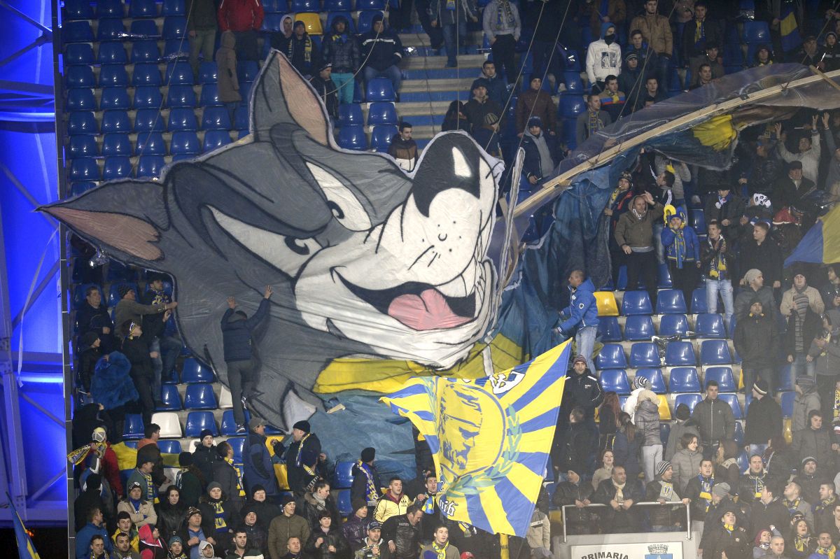 Rivalitatea Petrolul  - Dinamo, în imagini: ură în stare pură, scenografii explozive și mesaje cu dedicație