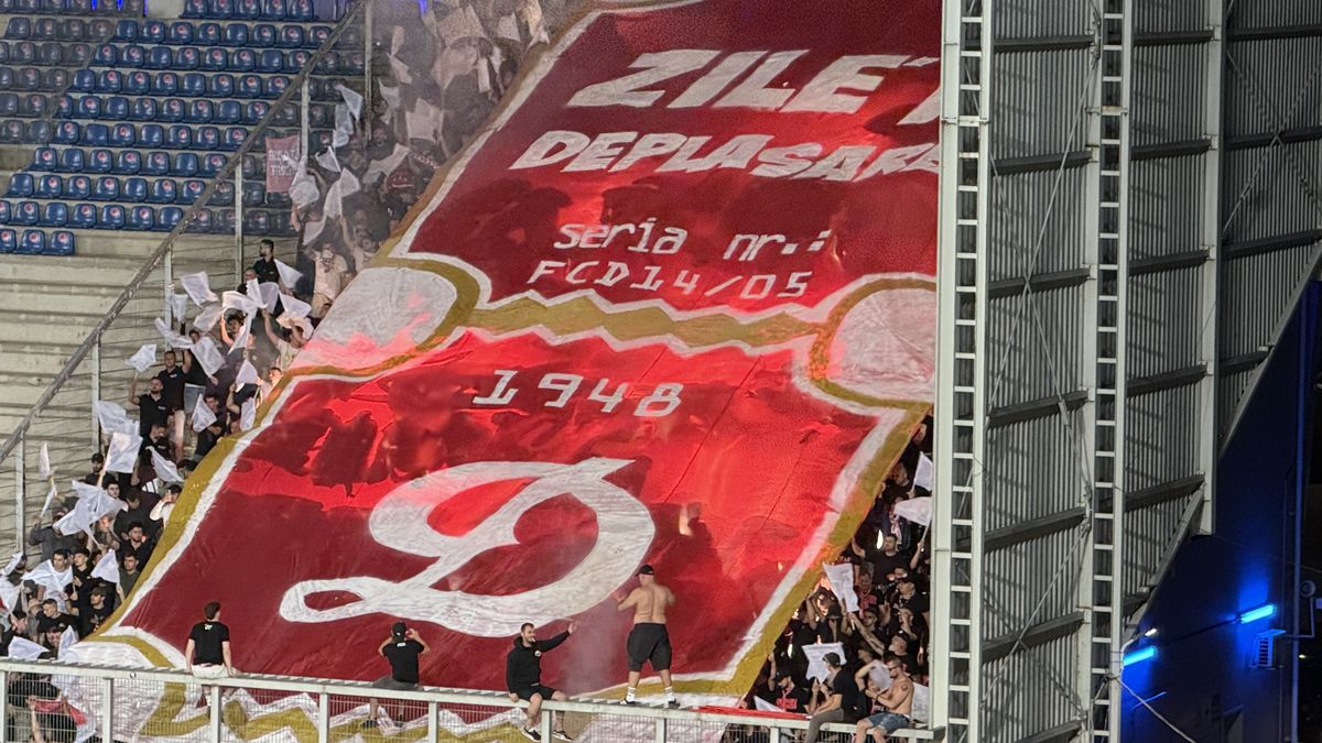 Scenografii FABULOASE la Petrolul - Dinamo! Reverență pentru trei boxeri uriași ai Ploieștiului + torțe și fumigene în peluza „câinilor”