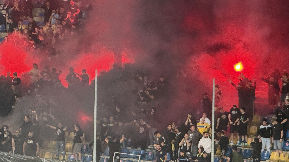 Scenografii FABULOASE la Petrolul - Dinamo! Reverență pentru trei boxeri uriași ai Ploieștiului + torțe și fumigene în peluza „câinilor”