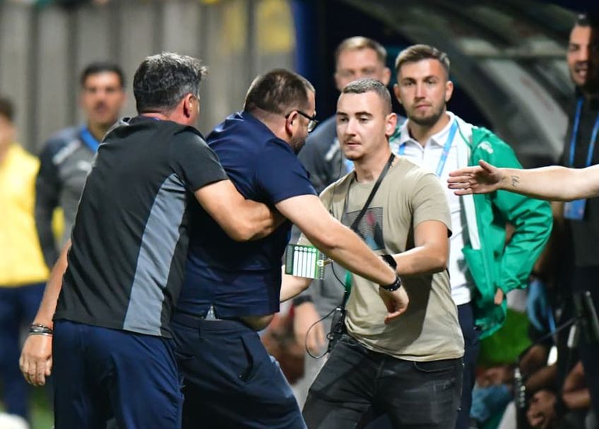 Imagine cu Paul Pintilie ținut cu greu de oamenii din club. Foto: Cristi Preda (GSP.RO)