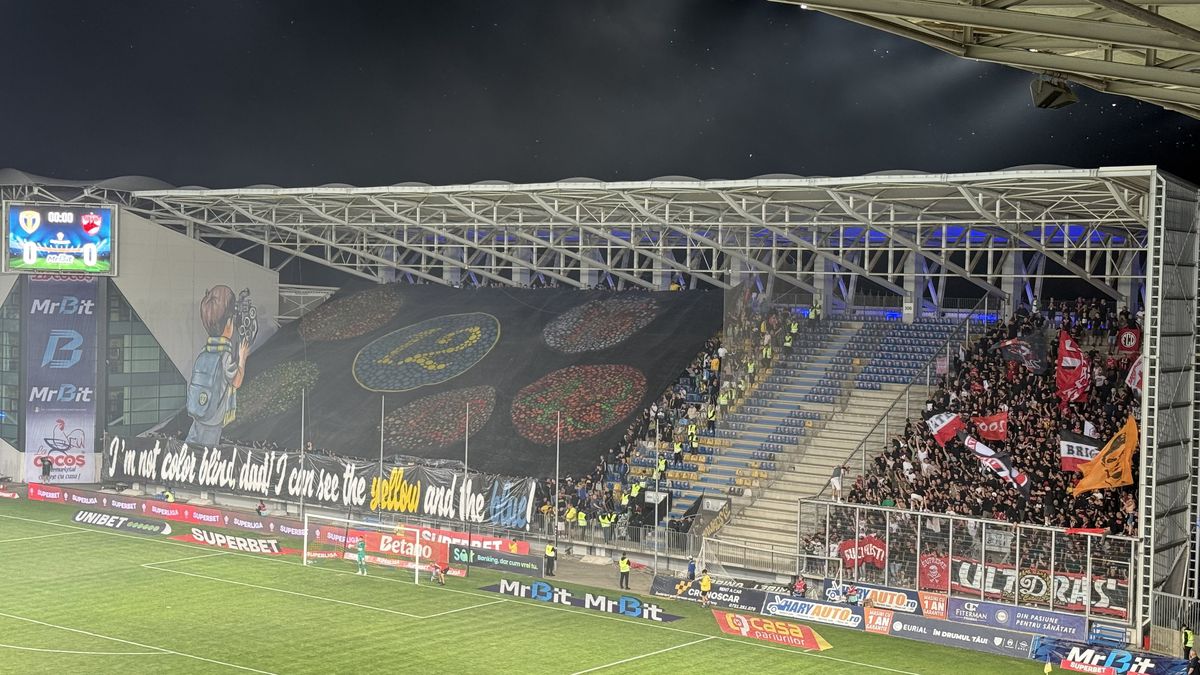 Scenografii FABULOASE la Petrolul - Dinamo! Reverență pentru trei boxeri uriași ai Ploieștiului + torțe și fumigene în peluza „câinilor”