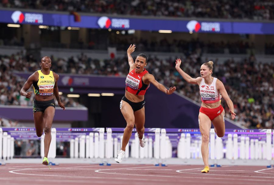 Surprinzătoarea campioană mondială la 100 metri garduri de la Tokyo și-a urmat sora pe pistă, dar acum e mai bună decât ea