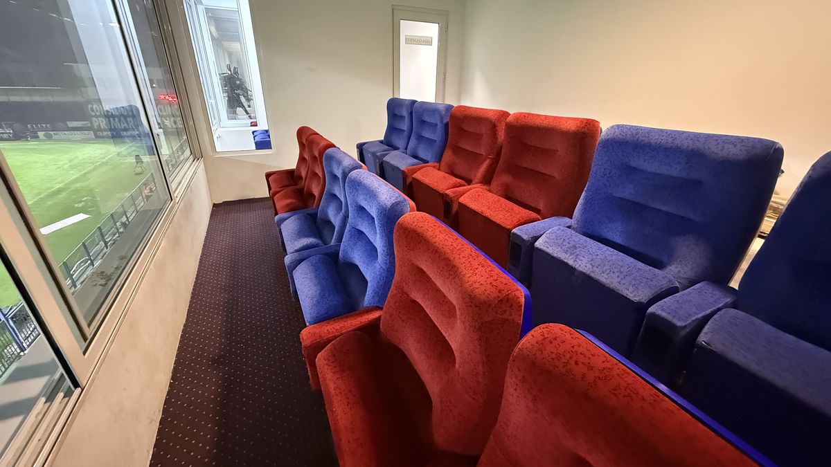 Vine week-end-ul, în Superligă se întoarce stadionul-dezastru » Imagini de râsu'-plânsu' surprinse de GSP: „Știți ce vedeți pe geamul de la toaletă?”