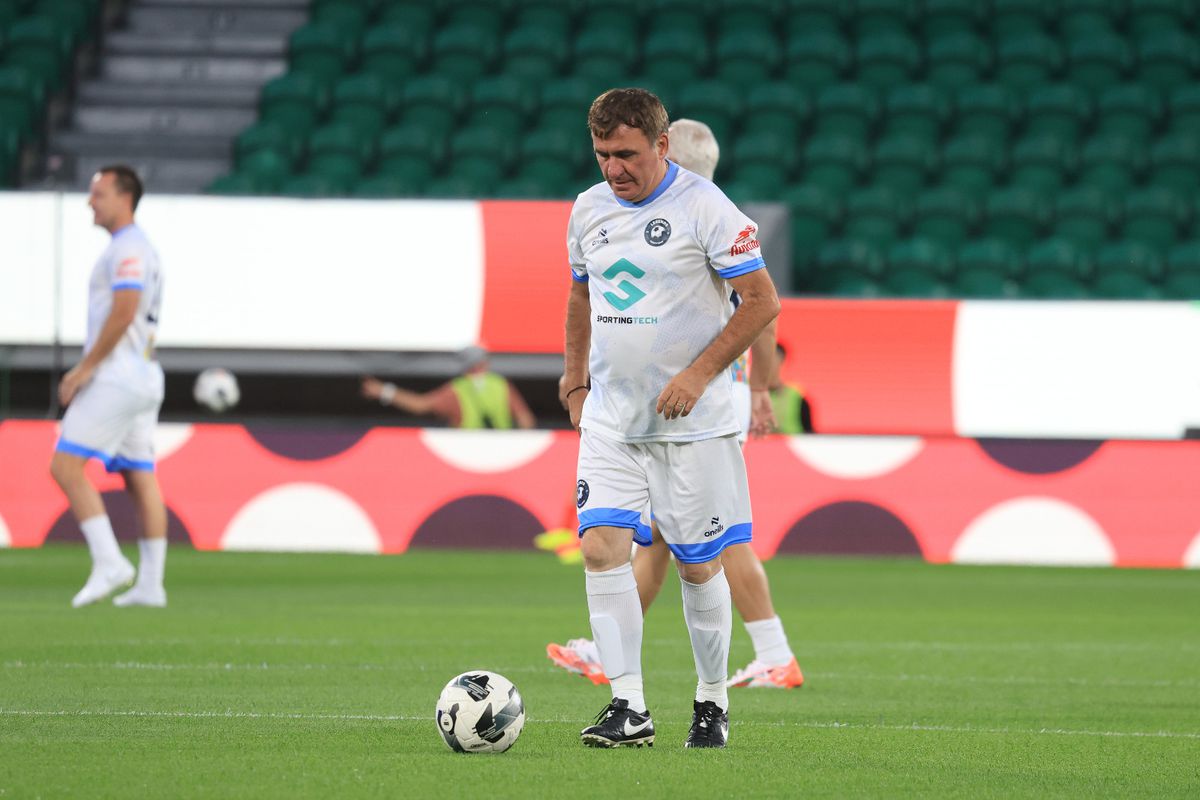 Imagini de senzație surprinse de GSP la Legends Charity Game: Gică Hagi, asaltat de fani la Lisabona » Reacție genială pe gazon: „E cam mare terenul ăsta”