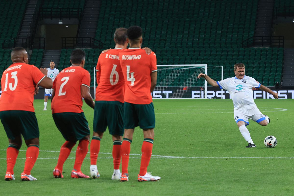 Lui Gică Hagi i-au rămas cei 3 de „T”: talent, tupeu și tenacitate » A bătut lovitura liberă în fața lui Del Piero, călcâie între Pepe și Figo! Toate fazele pe GSP