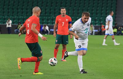 Lui Gică Hagi i-au rămas cei 3 de „T”: talent, tupeu și tenacitate » A bătut lovitura liberă în fața lui Del Piero, călcâie între Pepe și Figo! Toate fazele pe GSP