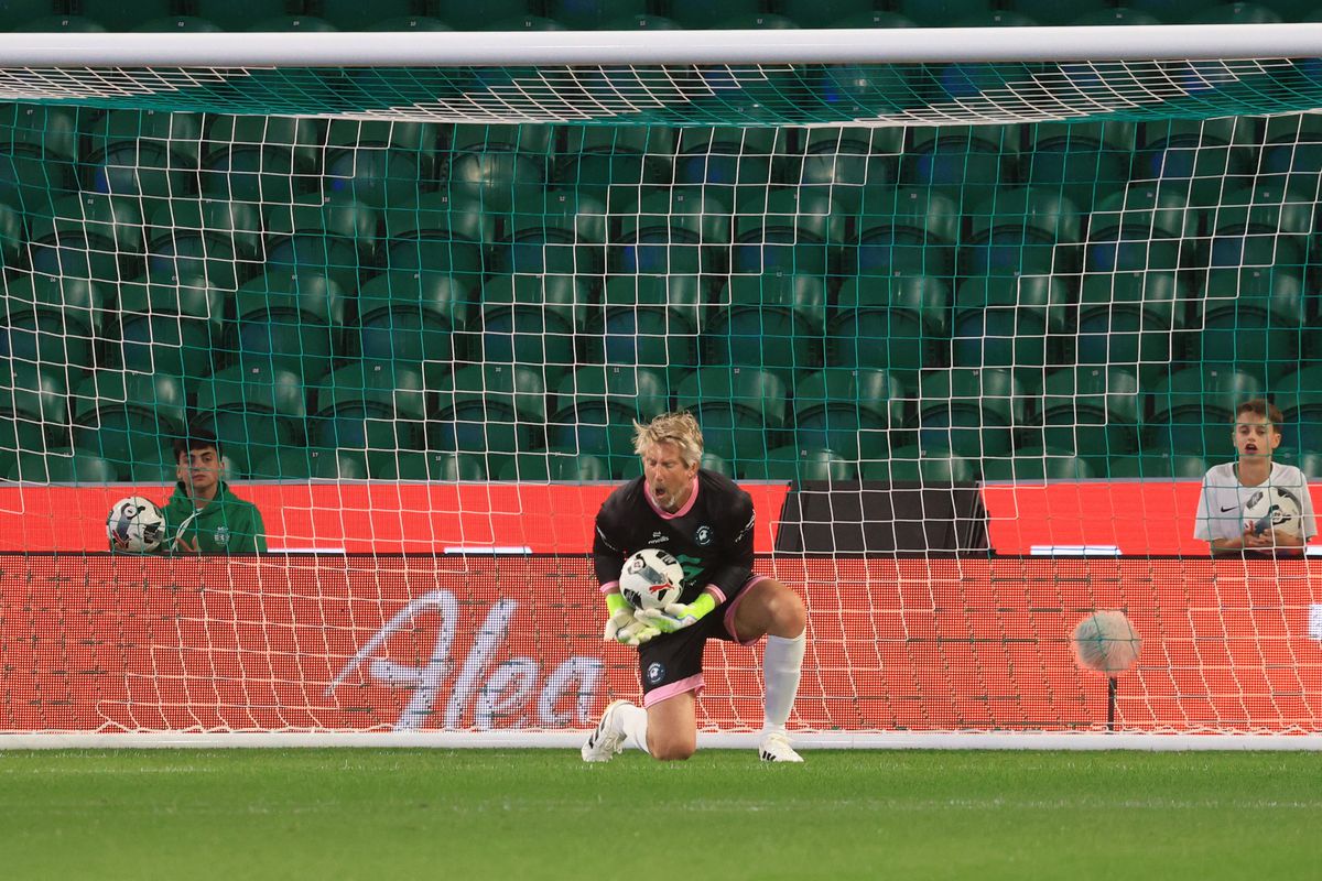 Coloși la tot pasul: Legends Charity Game, spectacol pentru o cauză nobilă! Gică Hagi, un sfert de oră pe teren