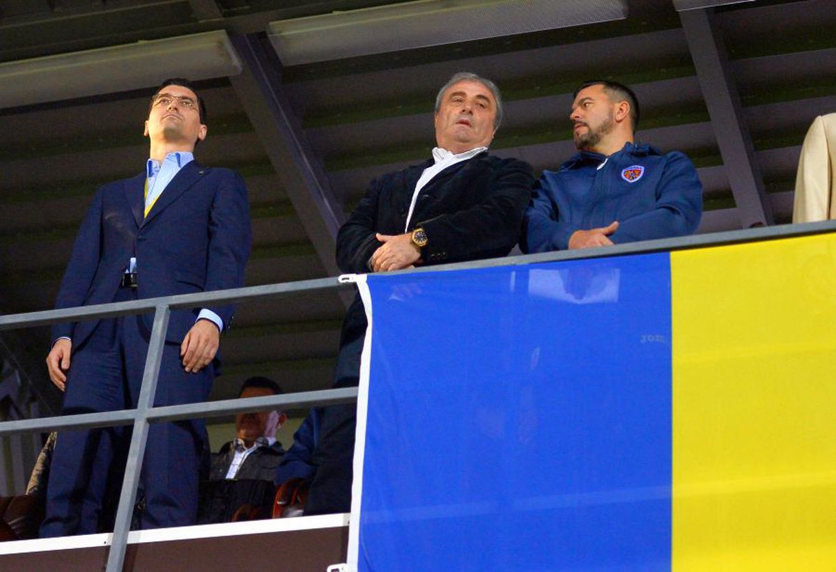 ROMÂNIA U21 - IRLANDA DE NORD U21 3-0 // FOTO A sunat telefonul pe bancă! Cum a explicat Rădoi imaginile care au adus aminte de FCSB: „Am avut o pierdere”