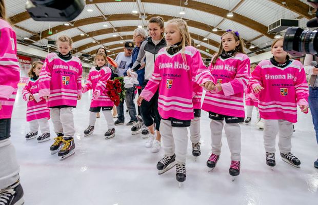 Simona Halep aplaudă redeschiderea Patinoarului „Țiriac-Telekom Arena”