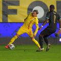 Ciprian Deac, într-un duel cu David Alaba în România - Austria 0-1