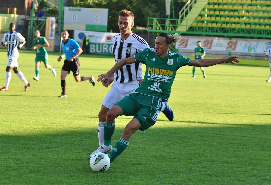 Roberto Ayza, urmărit de Lucian Goian Roberto Ayza, urmărit de Lucian Goian