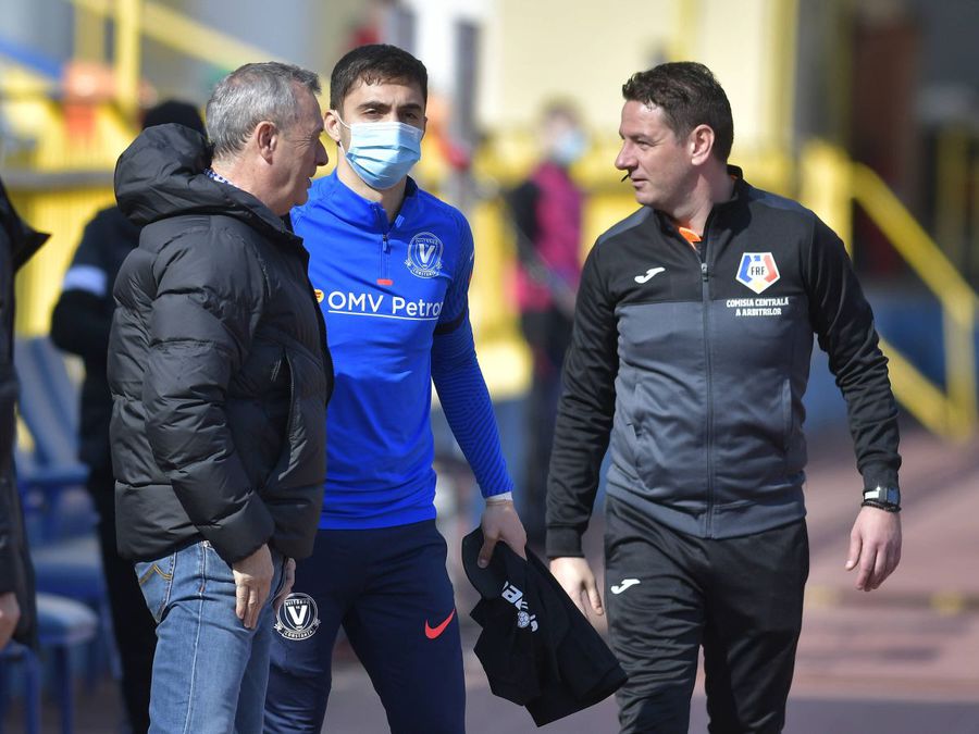 Grădinaru (cu mască) a lucrat cu Rednic la Viitorul și Poli Iași Declarația serii după Gaz Metan - Dinamo: „Antrenorul ne terorizează la fiecare antrenament!”