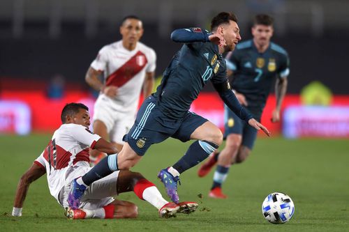 Lionel Messi, 34 de ani, l-a criticat pe arbitrul brazilian Wilton Sampaio, care a acceptat jocul agresiv al peruanilor și le-a refuzat gazdelor un penalty în victoria la limită a Argentinei cu Peru, scor 1-0. Foto: Imago
