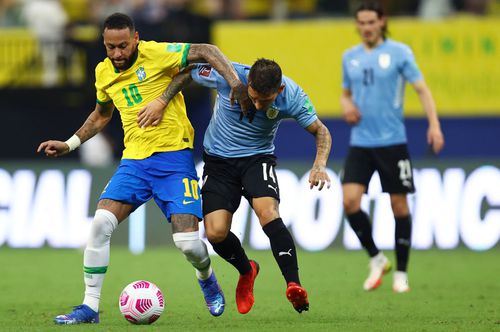 Neymar, în duel cu Lucas Torreira în Brazilia - Uruguay // foto: Guliver/gettyimages