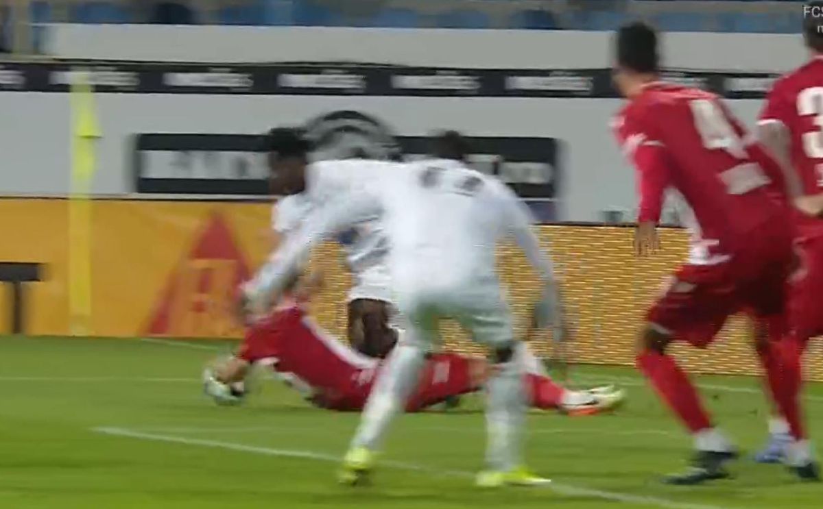 FOTO Gaz Metan - Dinamo, duel Răuță - Alceus în careu