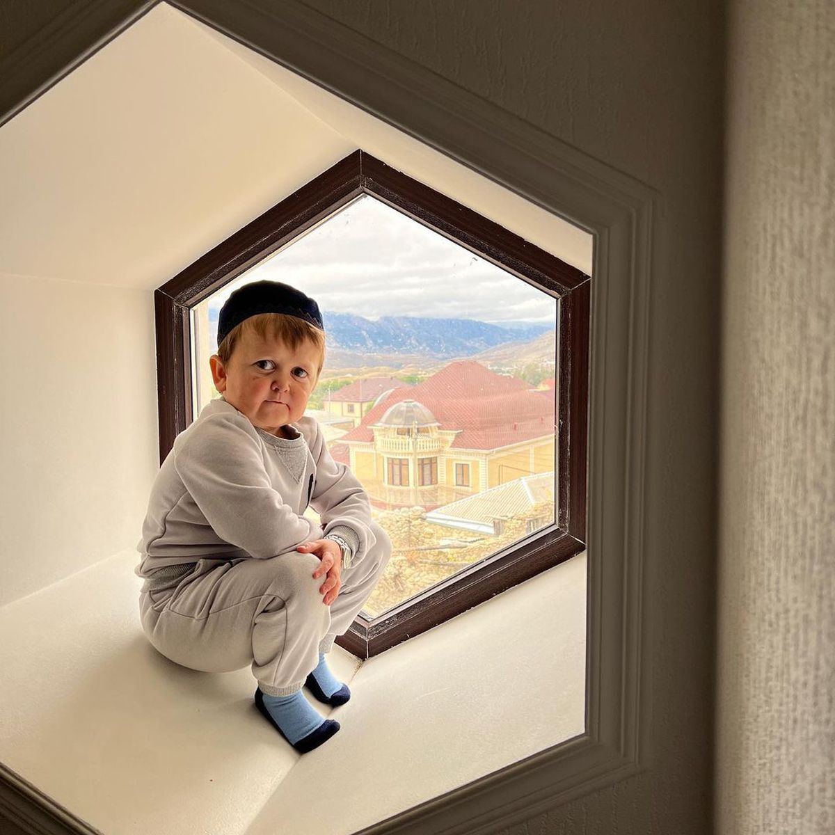 Povestea lui Hasbulla, tânărul de 20 de ani care arată ca un copil de cinci ani și a ajuns în UFC: „Am semnat contractul de luptător”