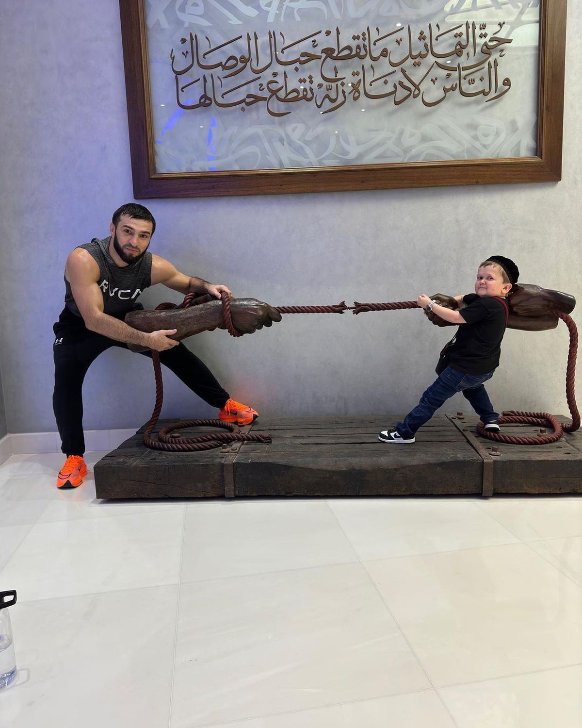 Povestea lui Hasbulla, tânărul de 20 de ani care arată ca un copil de cinci ani și a ajuns în UFC: „Am semnat contractul de luptător”