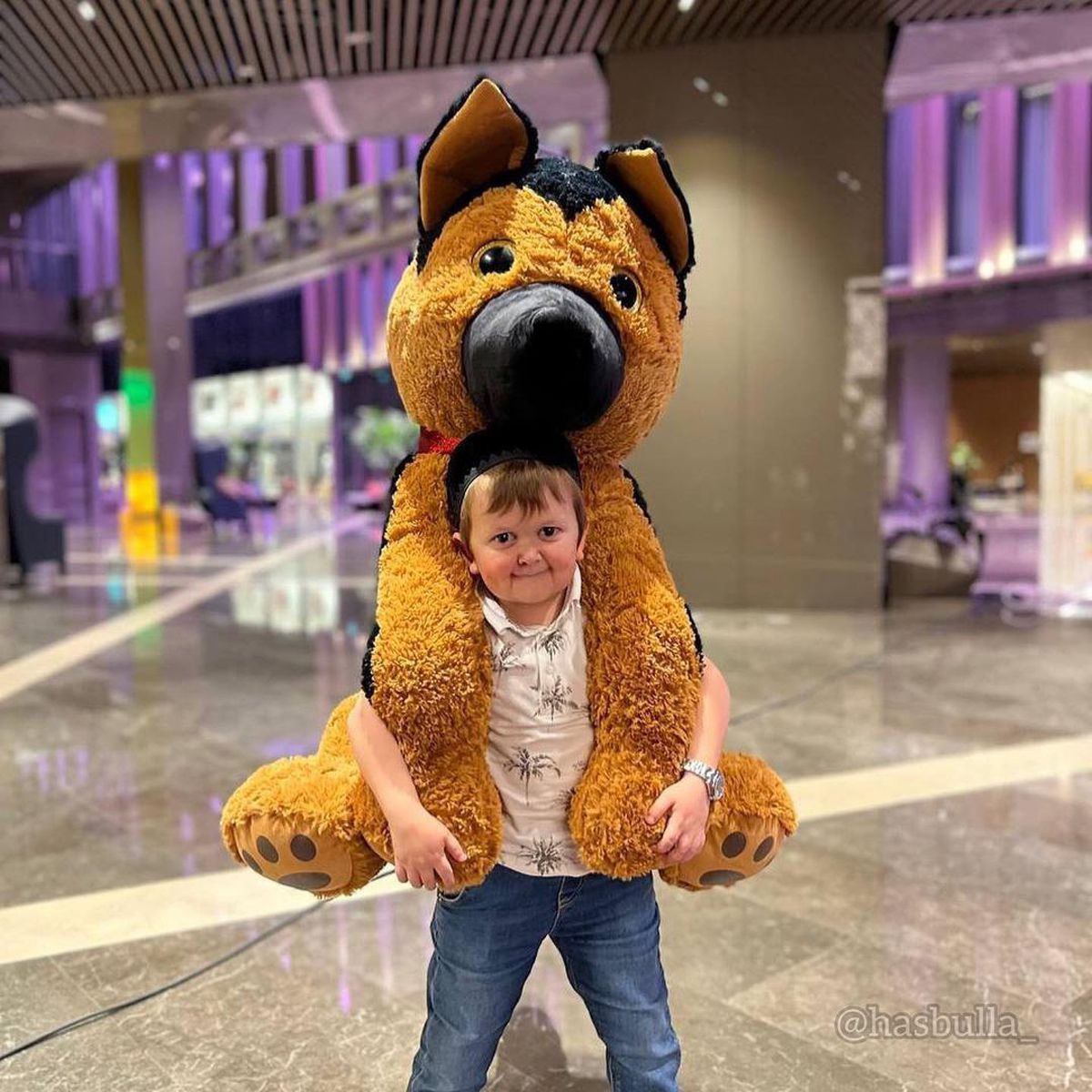 Povestea lui Hasbulla, tânărul de 20 de ani care arată ca un copil de cinci ani și a ajuns în UFC: „Am semnat contractul de luptător”