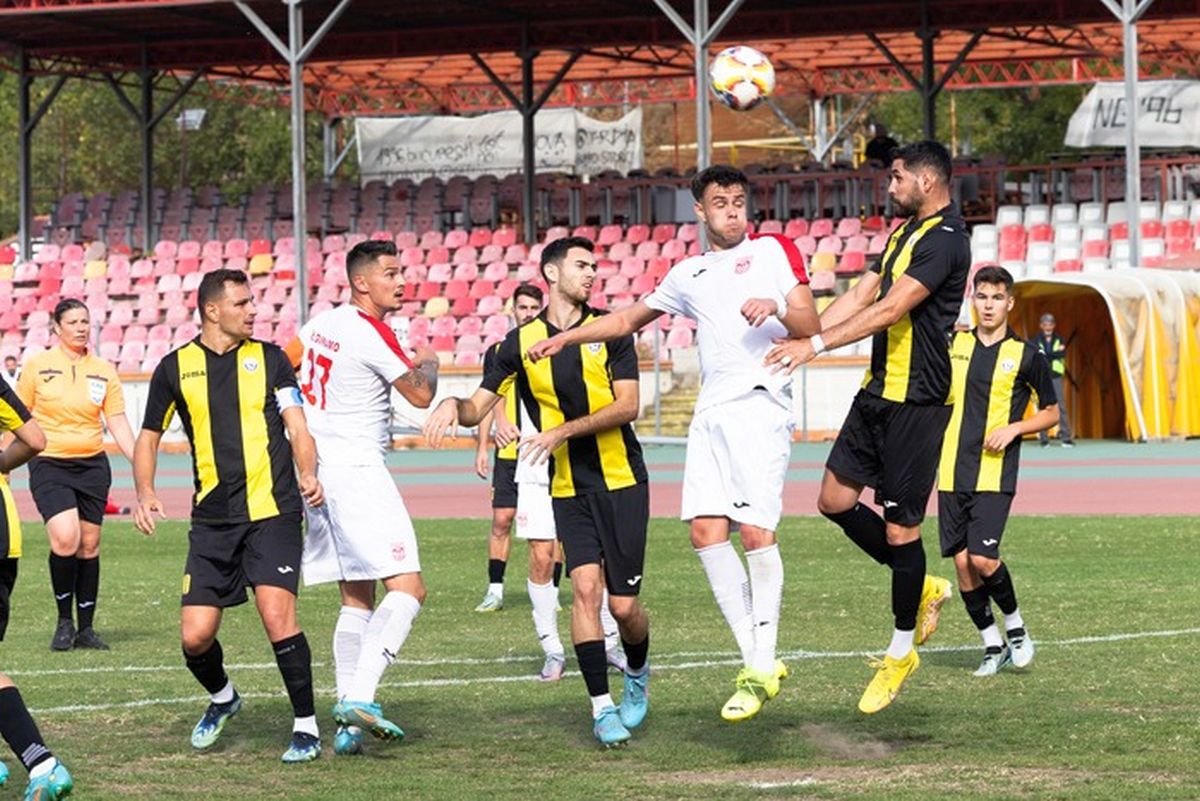 Fratele lui Edi Iordănescu a marcat în victoria clară obținută de CS Dinamo în Liga 3 » Meciul s-a disputat în „Ștefan cel Mare”, cu Florin Bratu și Ionel Dănciulescu printre spectatori