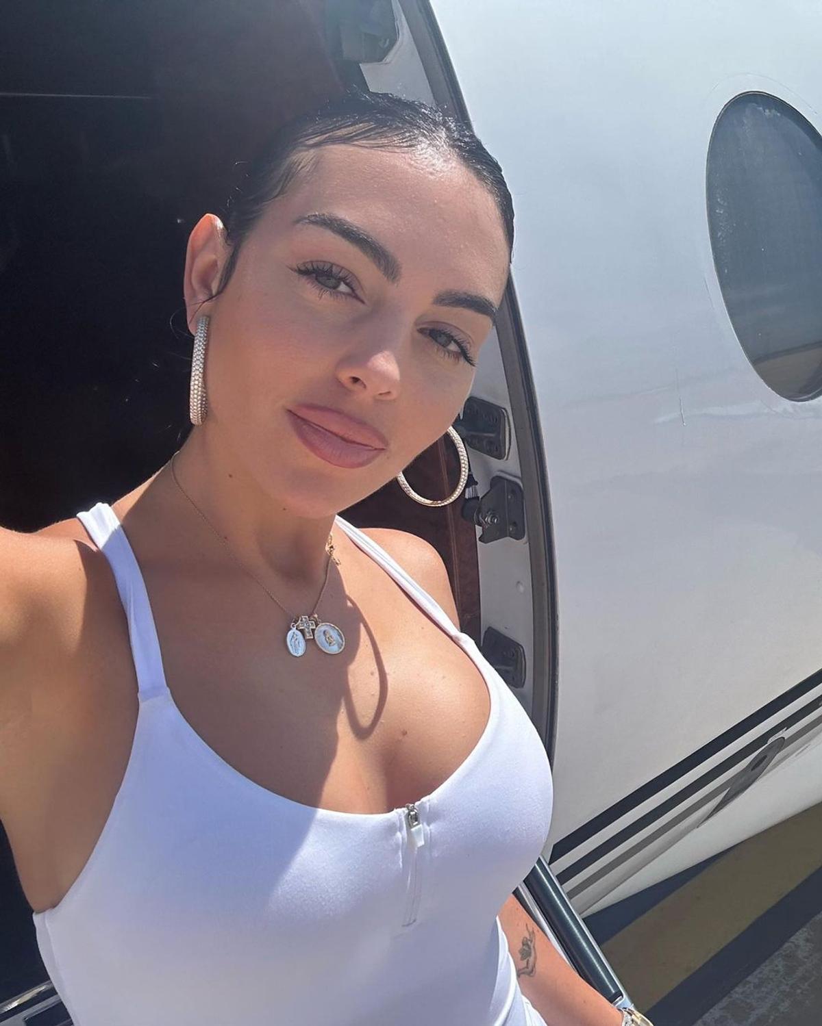 Georgina s-a pozat doar în ... tricou pentru a sărbători live golurile lui Cristiano Ronaldo! » Fotografia devenită virală