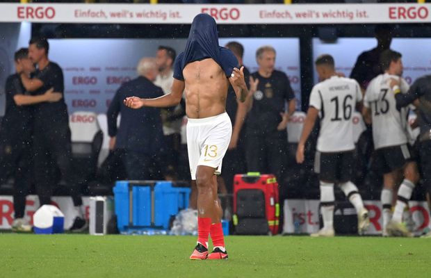 Internaționalul francez trecut pe la Barcelona, gest scandalos » Ce făcea în timpul momentului de reculegere: „Oribil! Ar trebui dat afară din lot!”