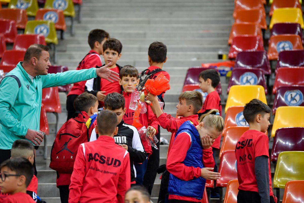 Copiii au făcut curat în urma lor în tribune, după România - Andorra