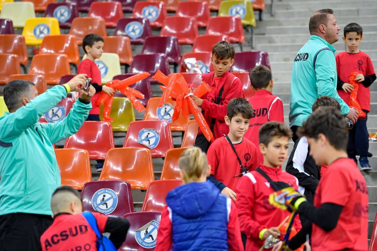 Copiii au făcut curat în urma lor în tribune, după România - Andorra