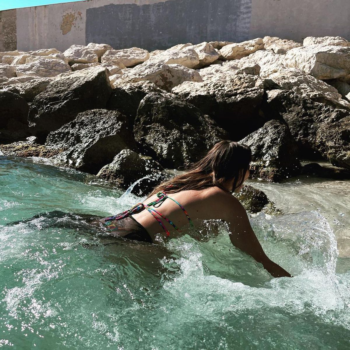 O participantă la „Insula Tentațiilor” îl dă în judecată pe un fost jucător la Real Madrid: „Să îmi dea banii, am sunat-o pe fosta lui”