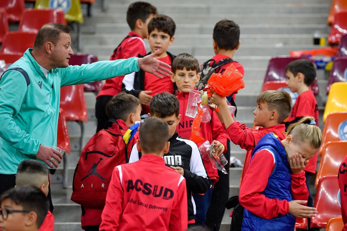 Lecție de bun-simț dată de un grup de copii la finalul meciului România - Andorra