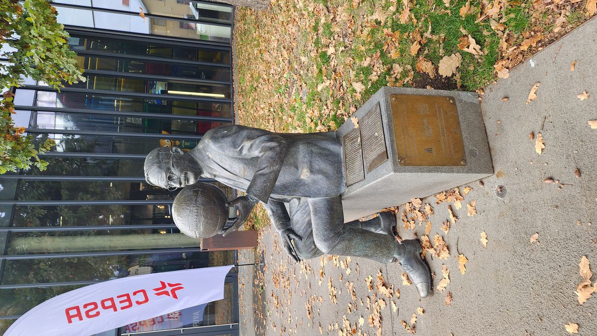 Statuia lui James Naismith, din Kaunas