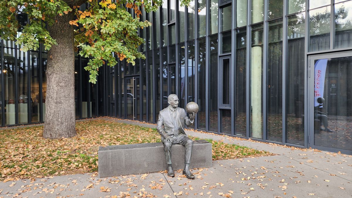 Statuia lui James Naismith, din Kaunas