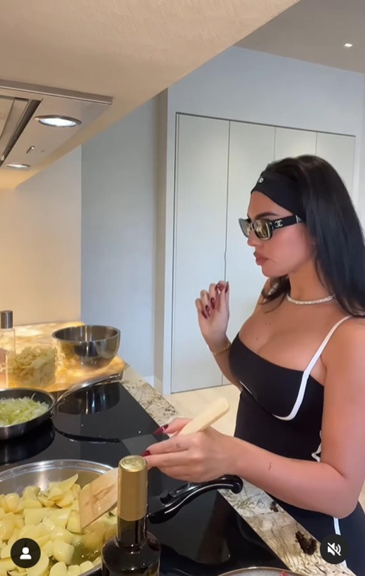 Georgina s-a pozat doar în ... tricou pentru a sărbători live golurile lui Cristiano Ronaldo! » Fotografia devenită virală