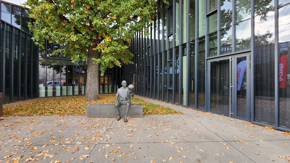 Statuia lui James Naismith, din Kaunas