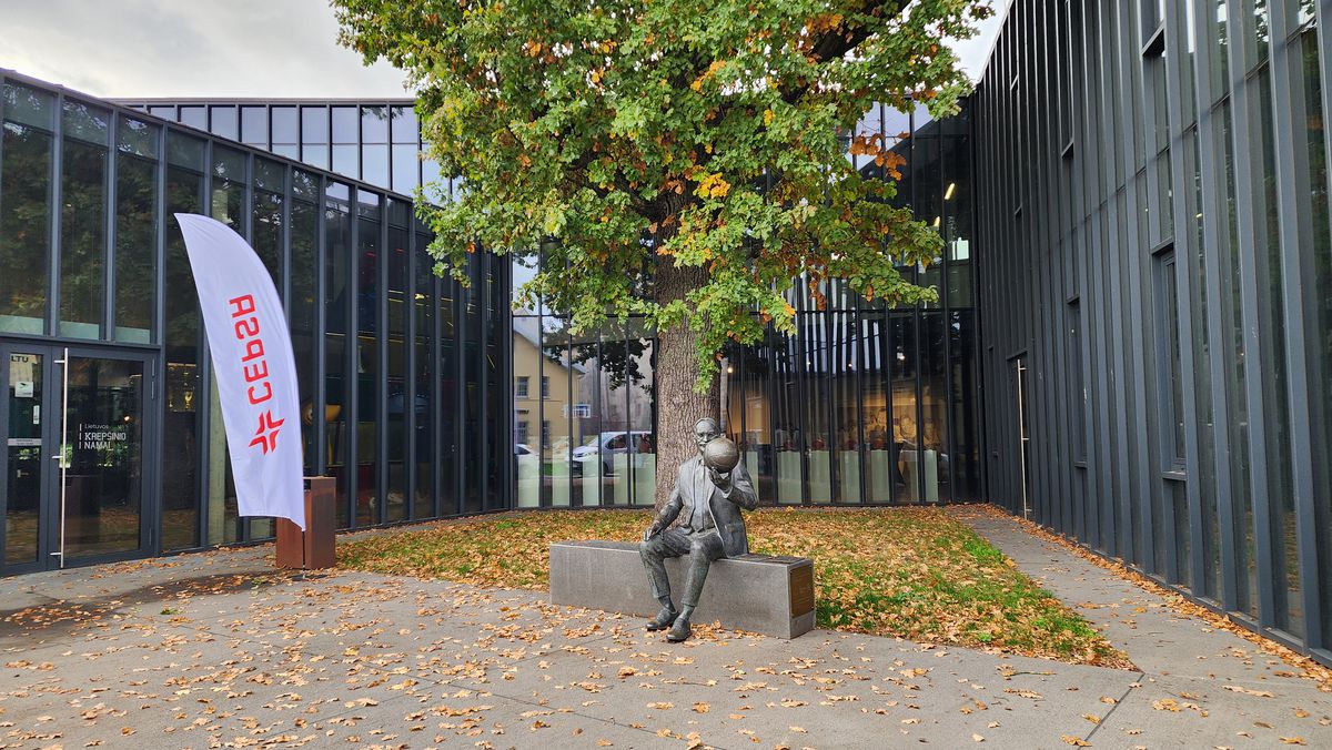 Statuia lui James Naismith, din Kaunas