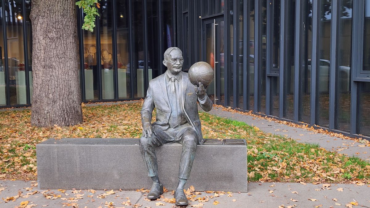 Statuia lui James Naismith, din Kaunas