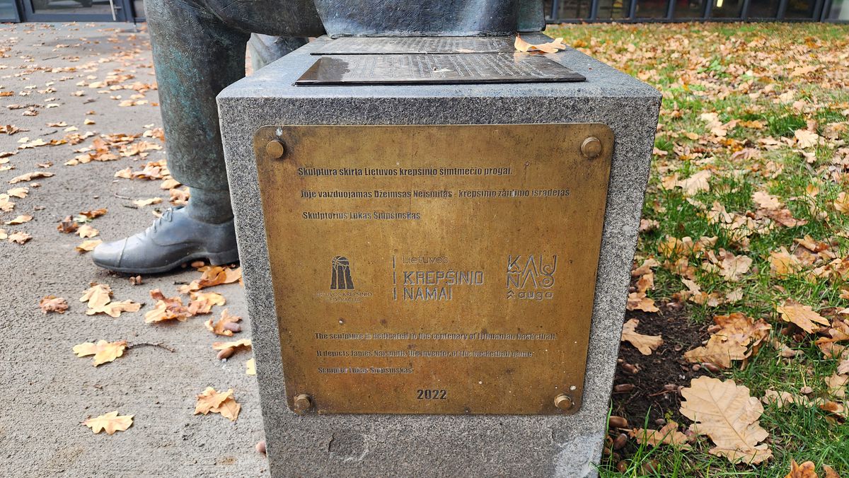 Statuia lui James Naismith, din Kaunas