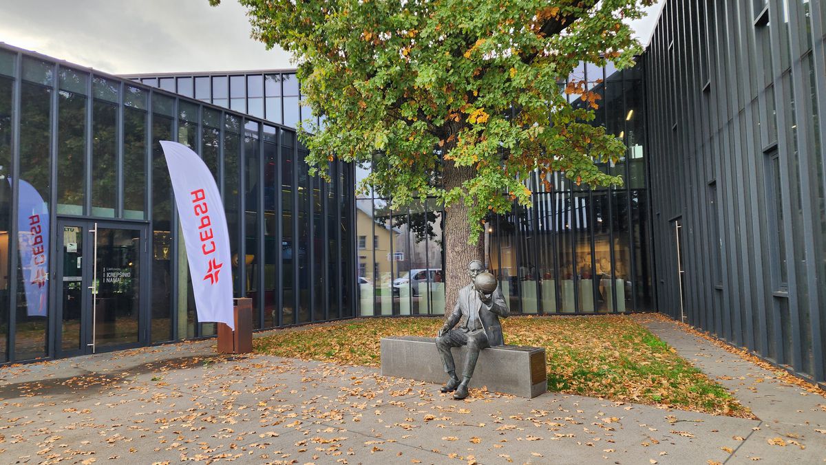 Statuia lui James Naismith, din Kaunas